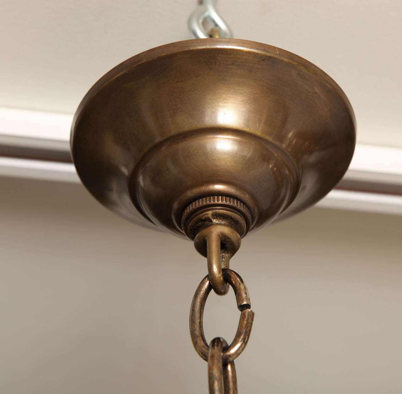 Un luminaire à globe sphérique en verre opalescent 1