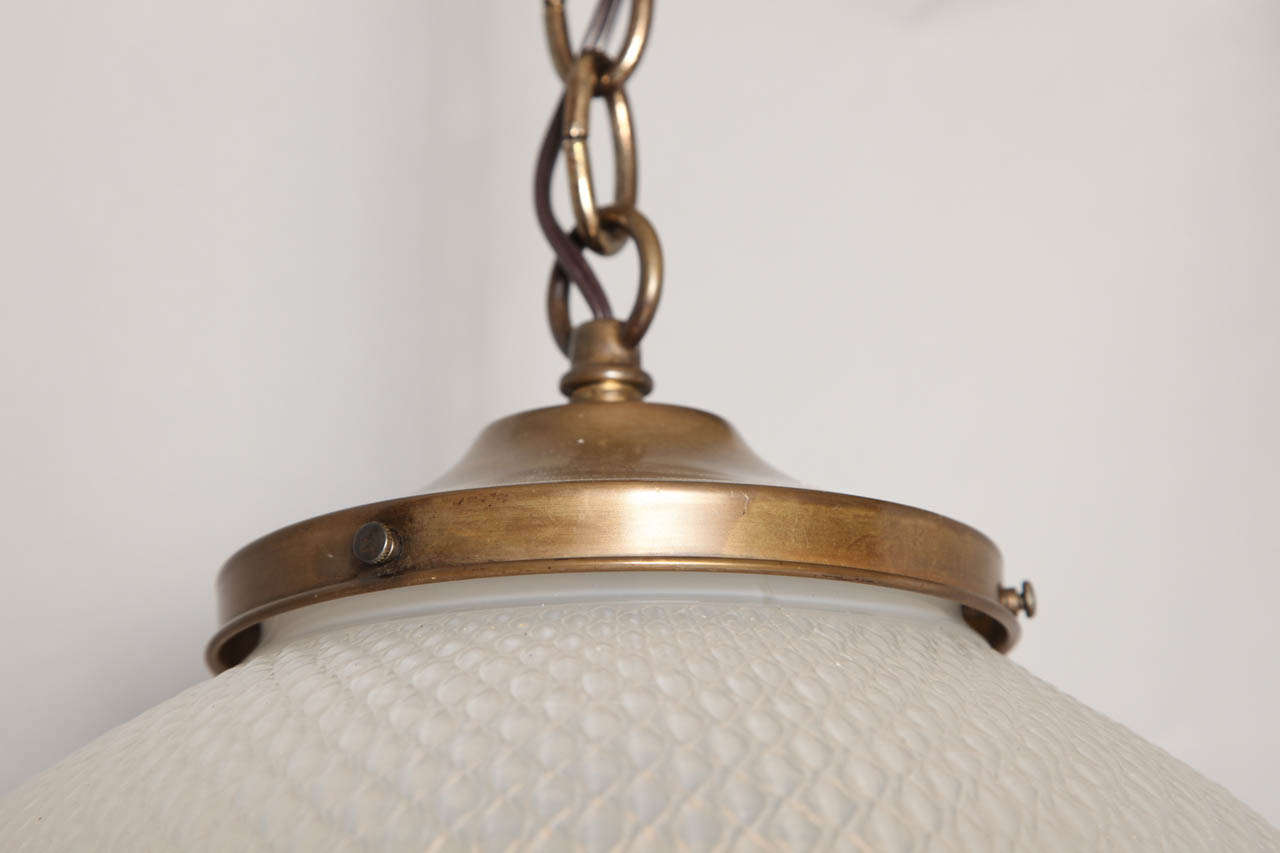 Un luminaire à globe sphérique en verre opalescent 2