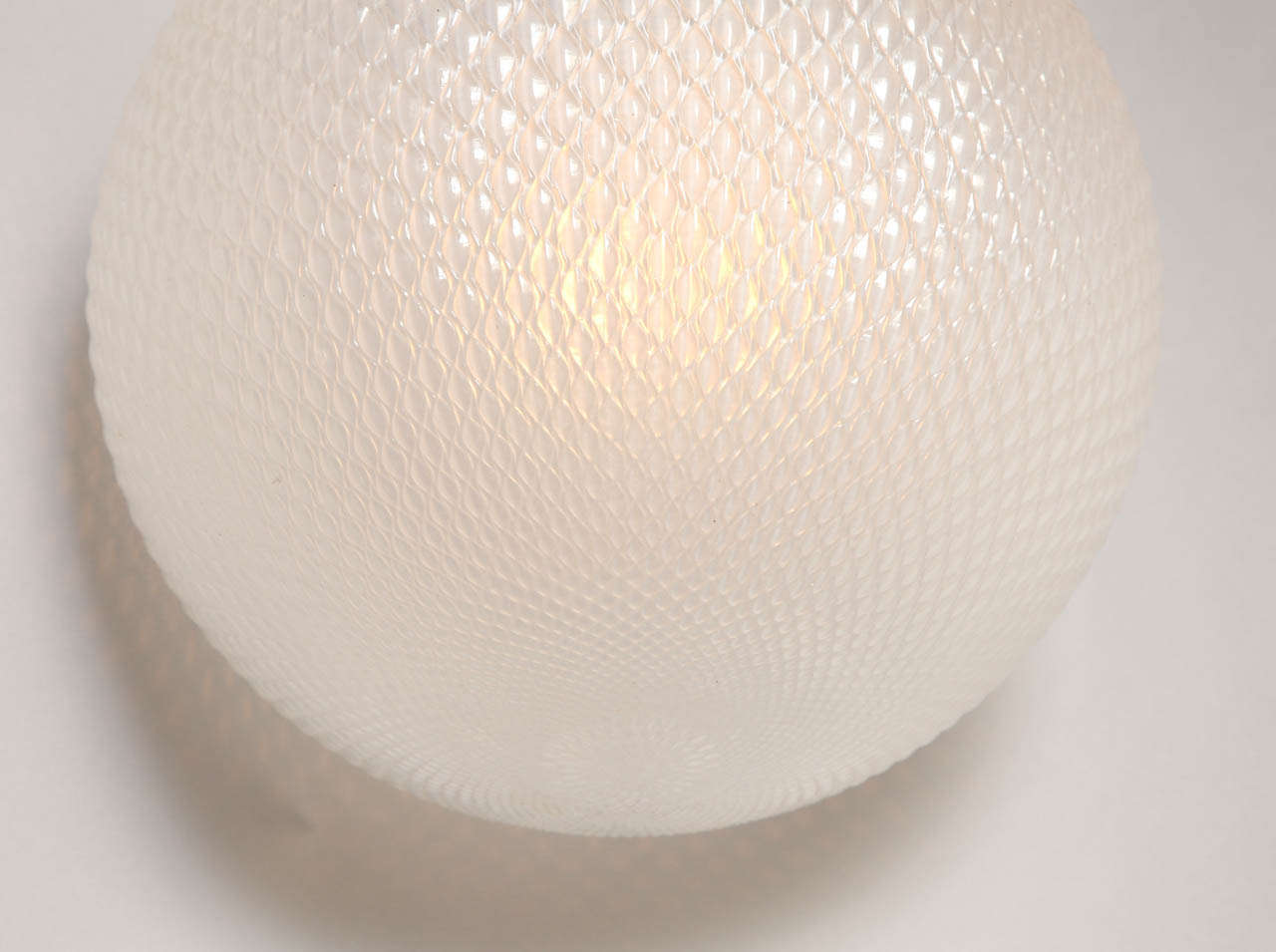Un luminaire à globe sphérique en verre opalescent 3