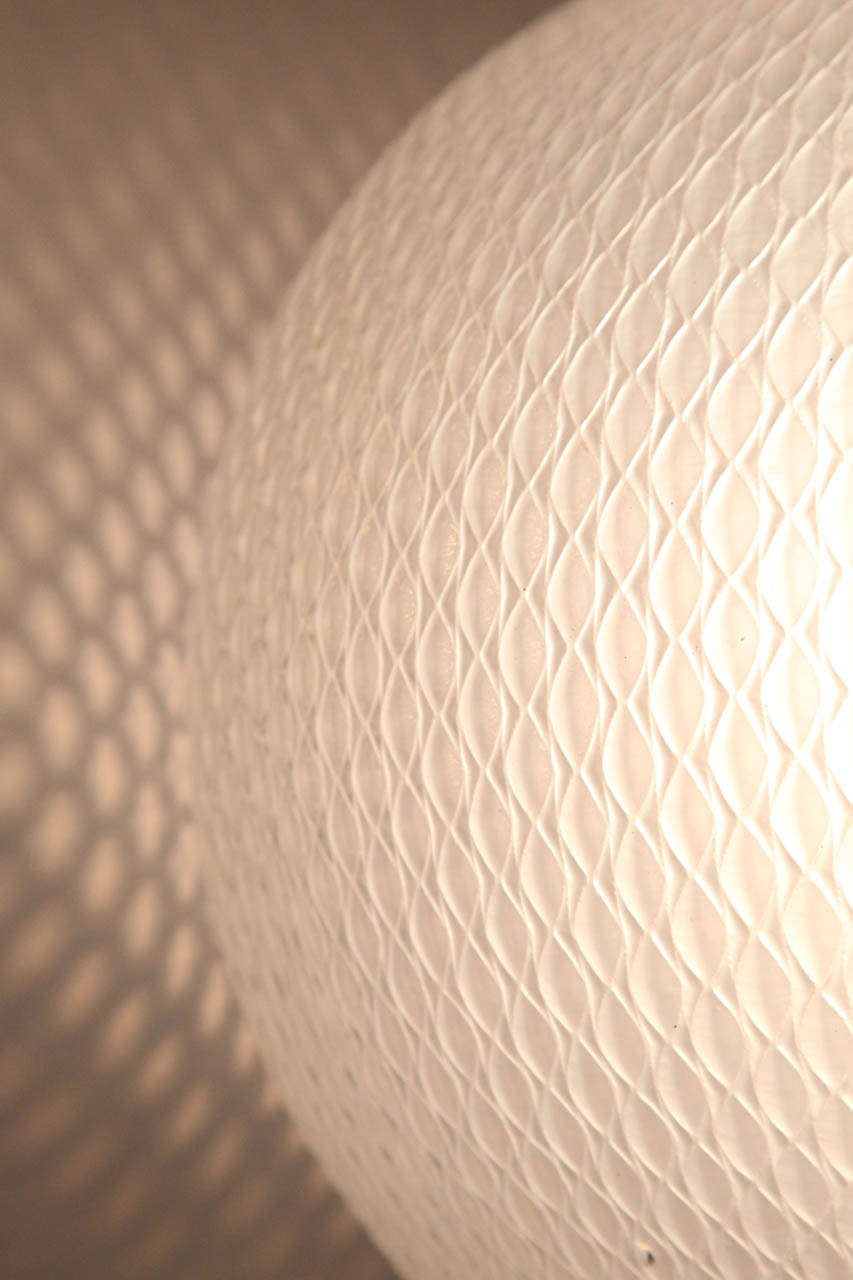 Un luminaire à globe sphérique en verre opalescent 4