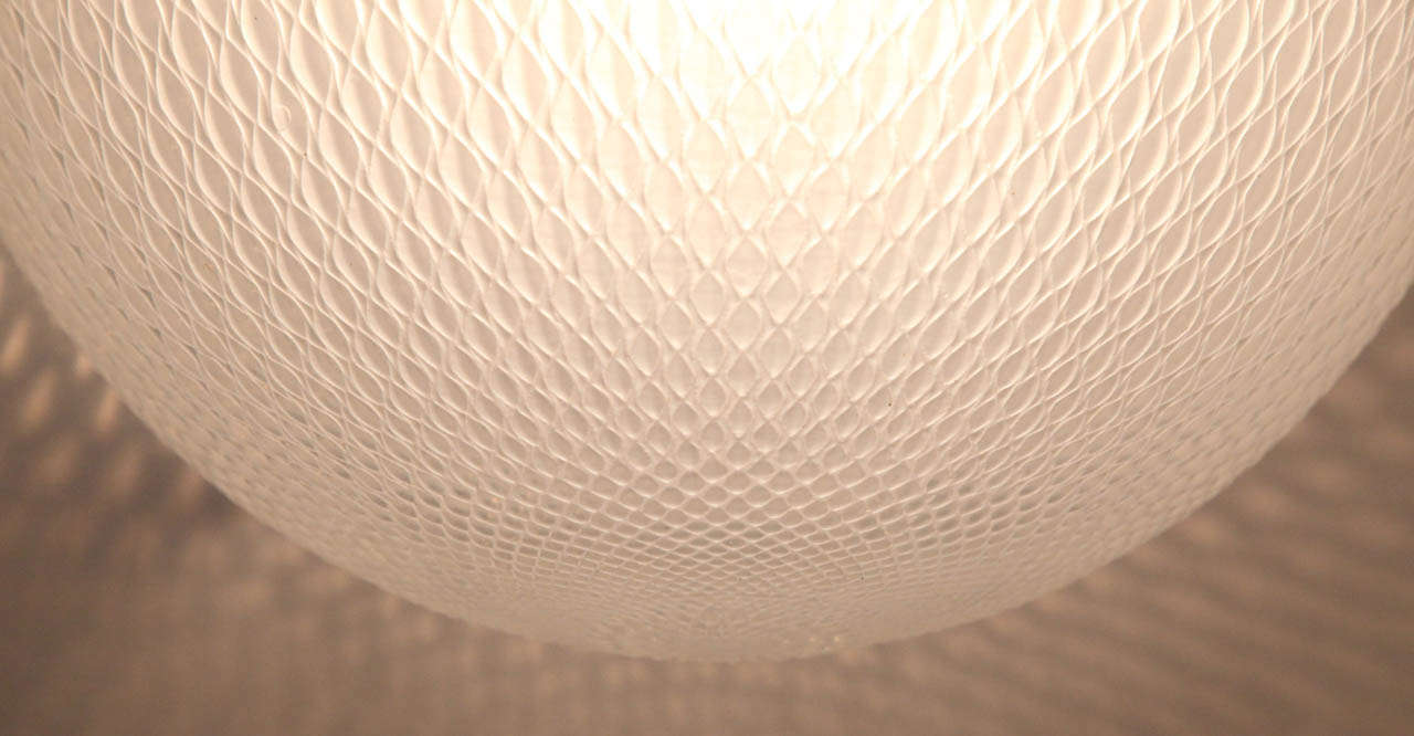 Un luminaire à globe sphérique en verre opalescent 5