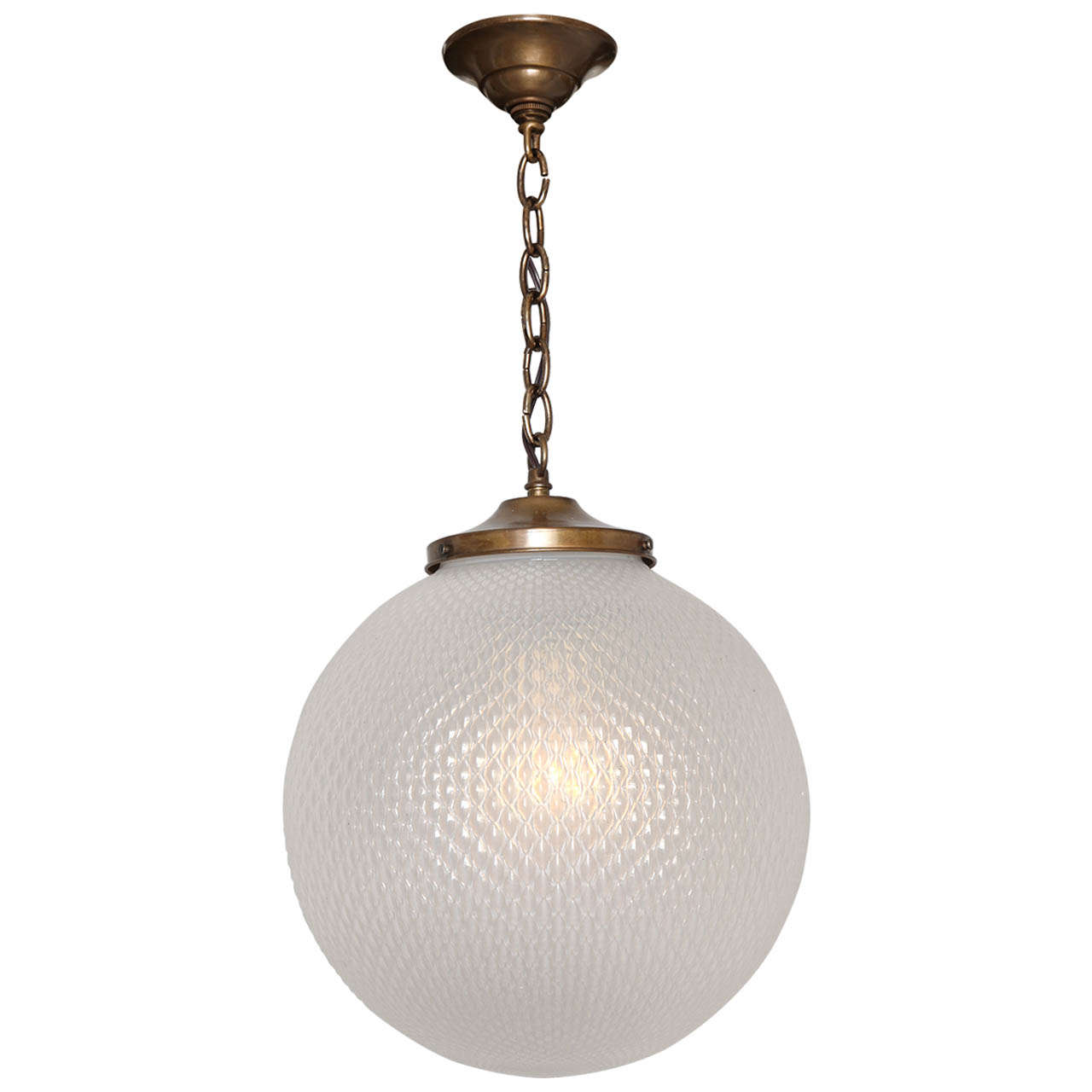 Un luminaire à globe sphérique en verre opalescent
