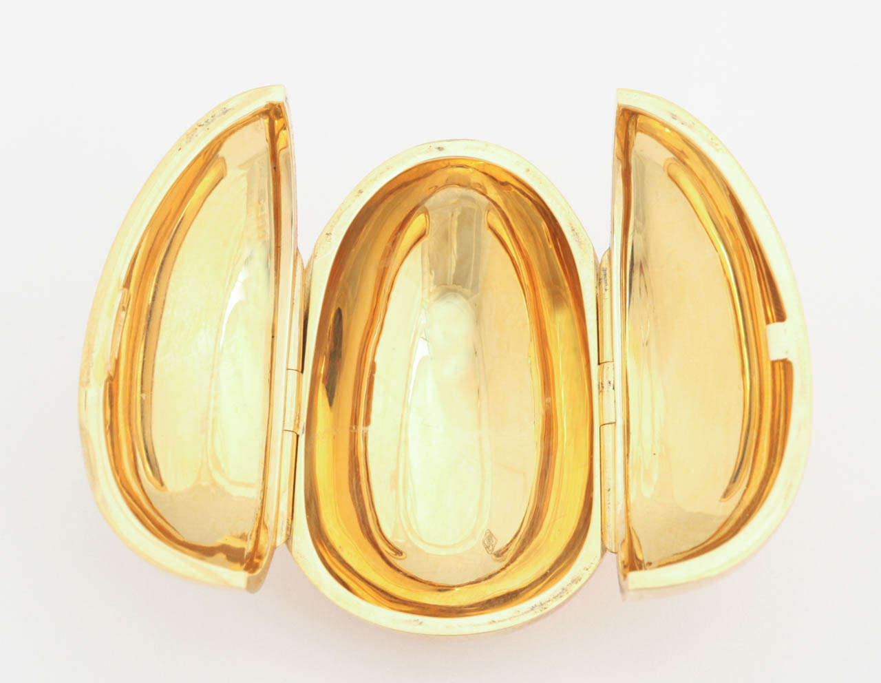 18kt Gold Egg Pillbox For Sale at 1stDibs