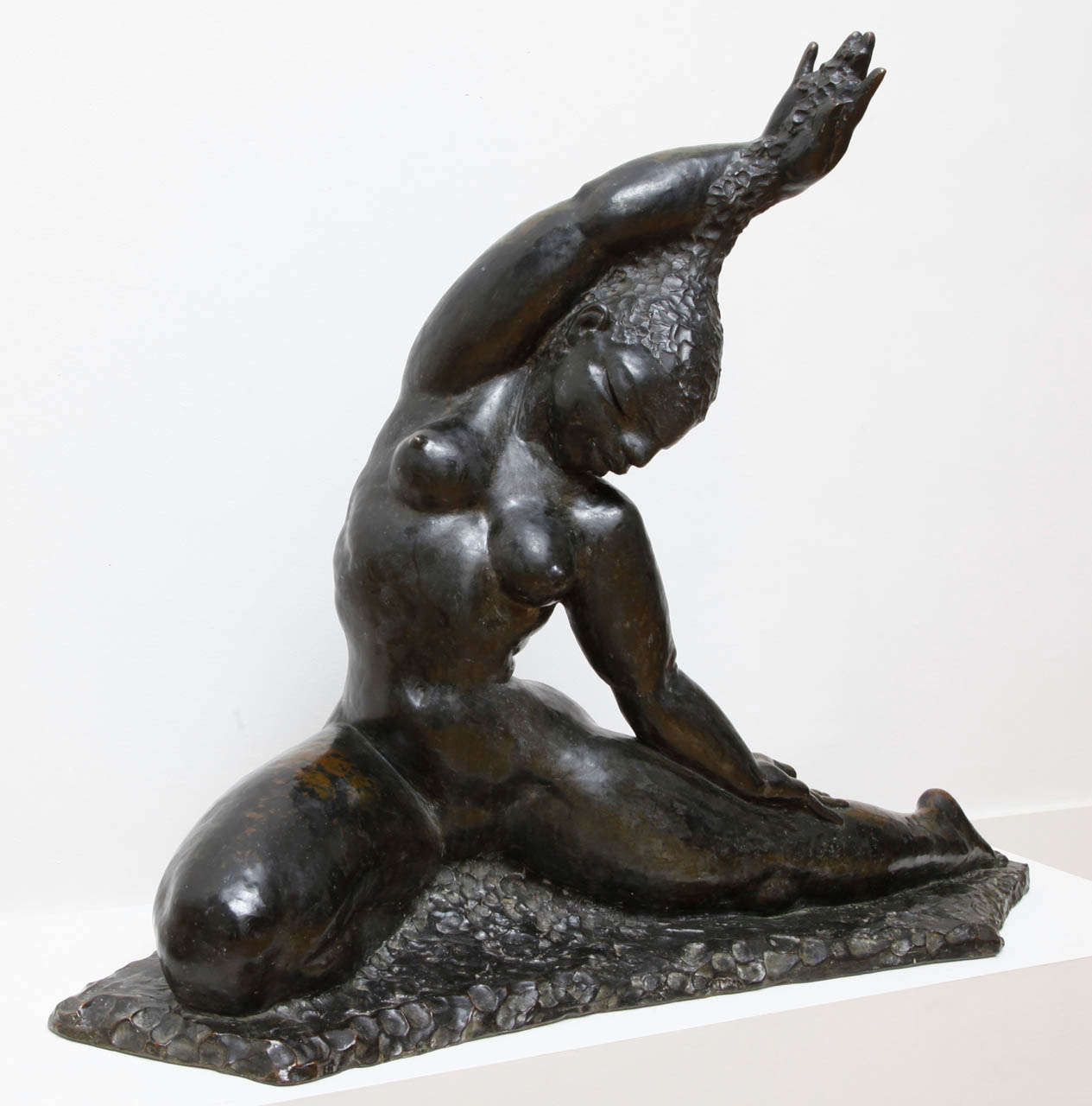 Sculptor Simone Ghijsbrecht-Vanderborght came from a family of artists. The Symbolist painter Léon Frédéric (1856-1940) and the musician Eugène Ysaÿe (1858-1931) were close family friends. Her works in bronze and wood have a powerful style