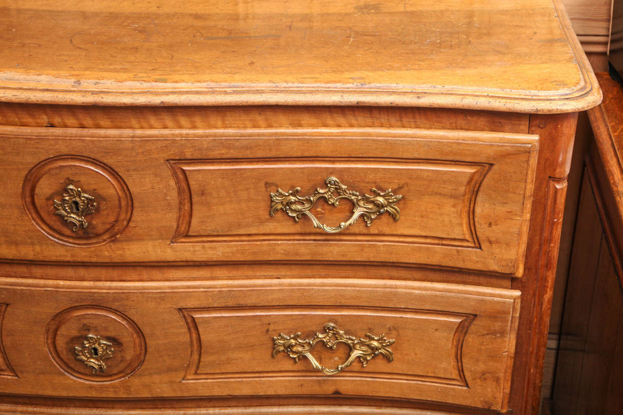French Fruitwood Chest of Drawers In Excellent Condition For Sale In New York, NY