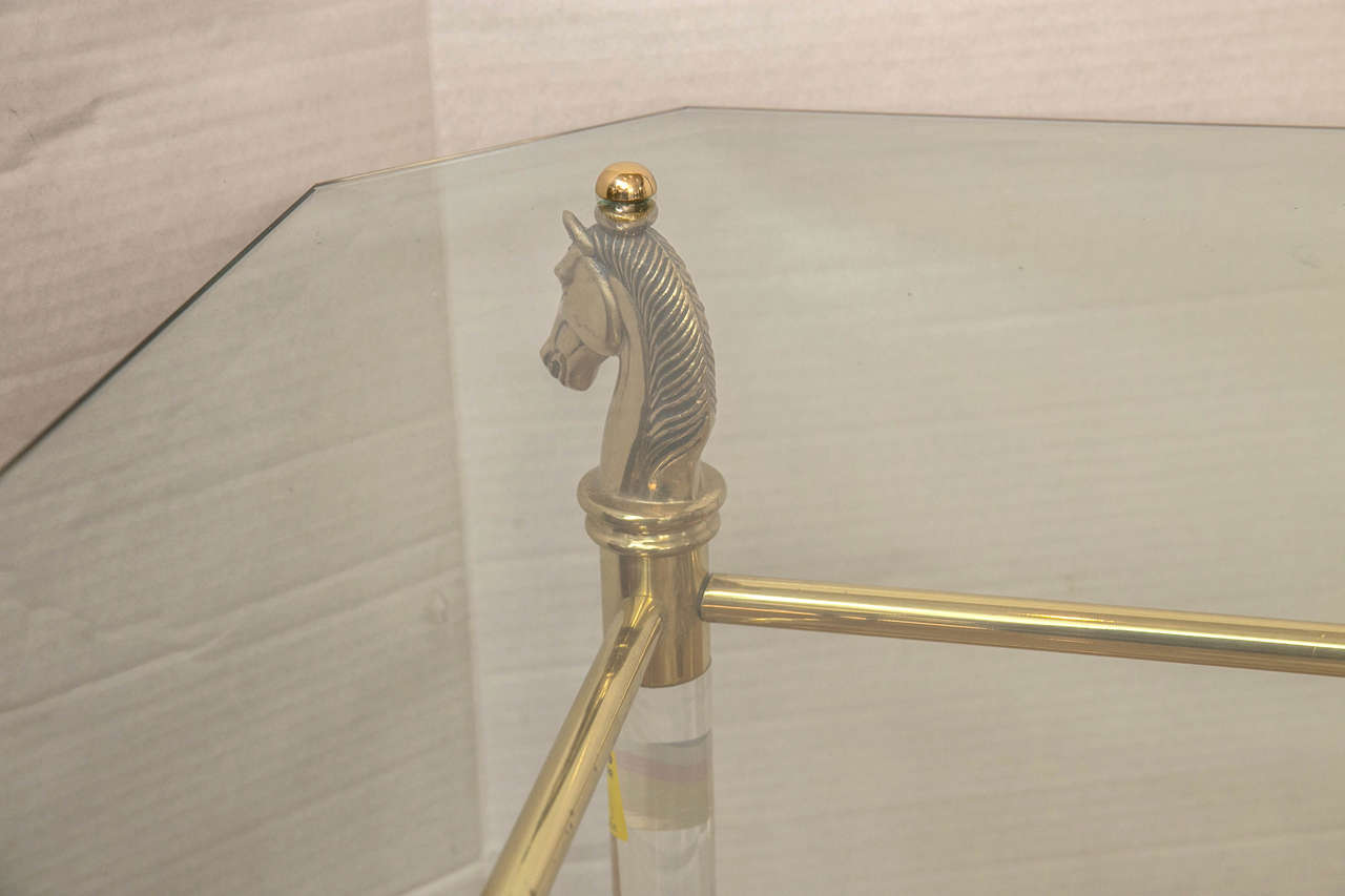 Fin du 20e siècle Ensemble de vieilles tables françaises en laiton et Lucite à tête de cheval avec dessus en verre en vente
