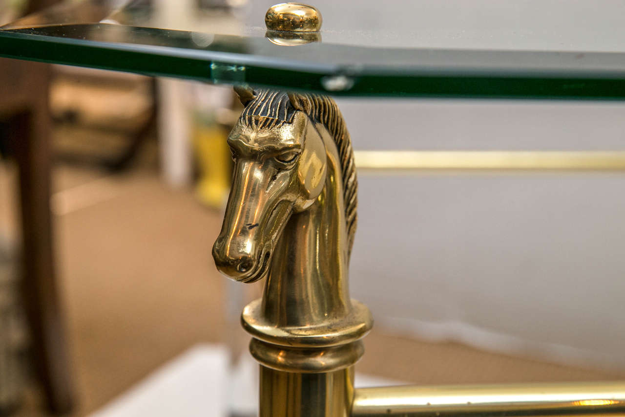 Ensemble de vieilles tables françaises en laiton et Lucite à tête de cheval avec dessus en verre en vente 2