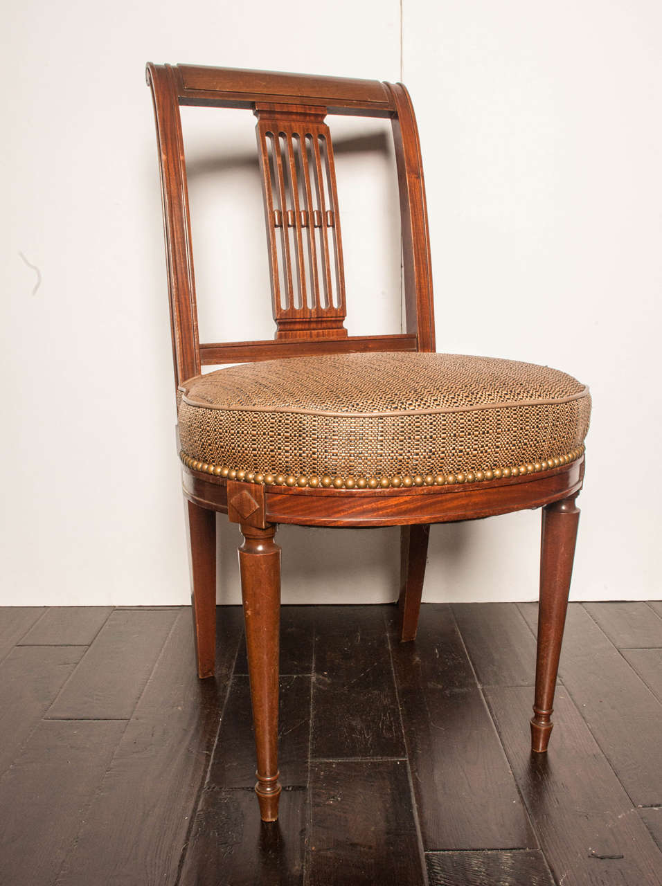 Set of eight sophisticated chairs have carved mahogany frame and faux raffia upholstery with Edelman leather piping and antique brass nailhead trim.