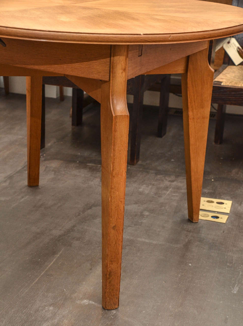 extendable round oak dining table