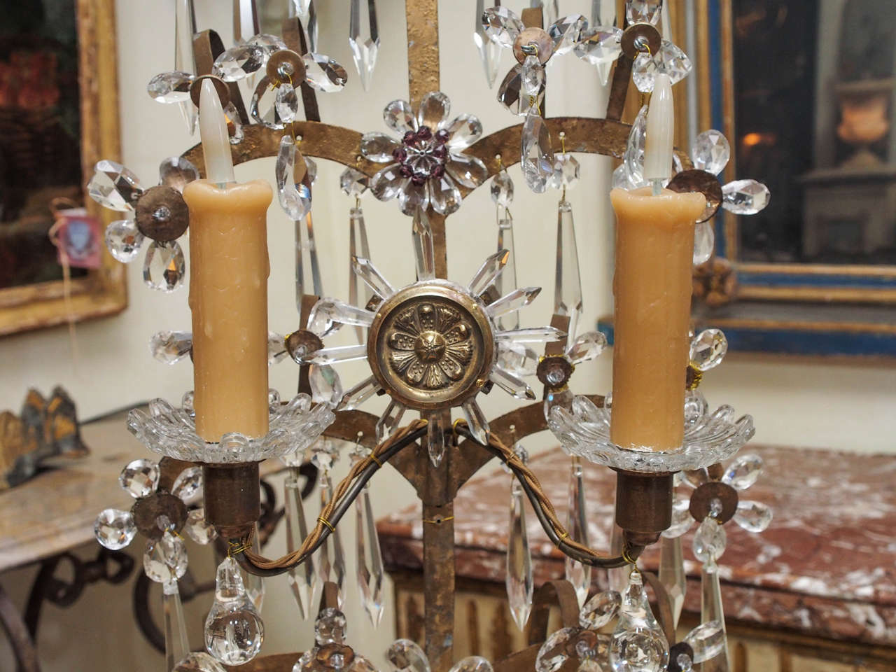 Girandole à deux lumières en bois doré et cristal Bon état - En vente à New Orleans, LA