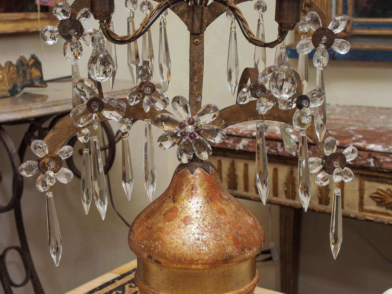 XIXe siècle Girandole à deux lumières en bois doré et cristal en vente