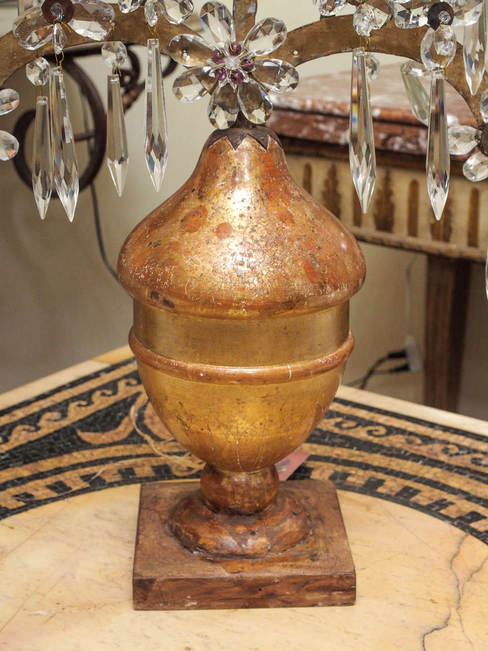 Cristal Girandole à deux lumières en bois doré et cristal en vente