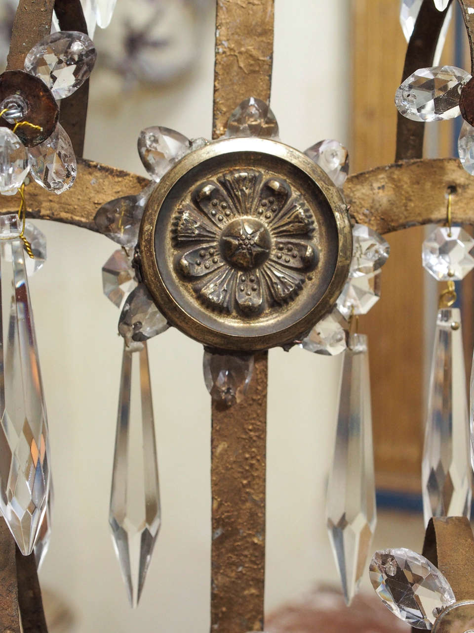 Girandole à deux lumières en bois doré et cristal en vente 2
