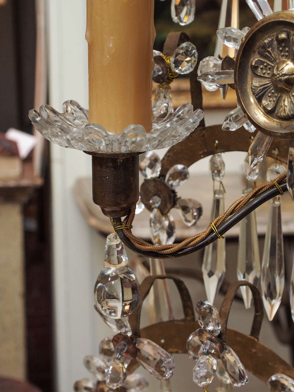 Girandole à deux lumières en bois doré et cristal en vente 3