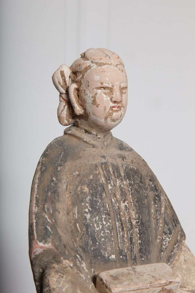 16th Century Ming Dynasty Terracotta Statuette of Woman Holding a Food Box 1