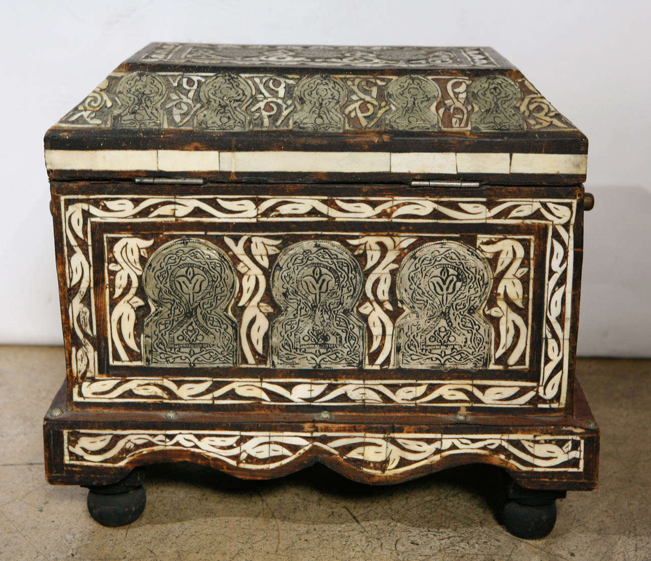 Vintage Inlaid Moroccan Box In Good Condition In Cathedral City, CA