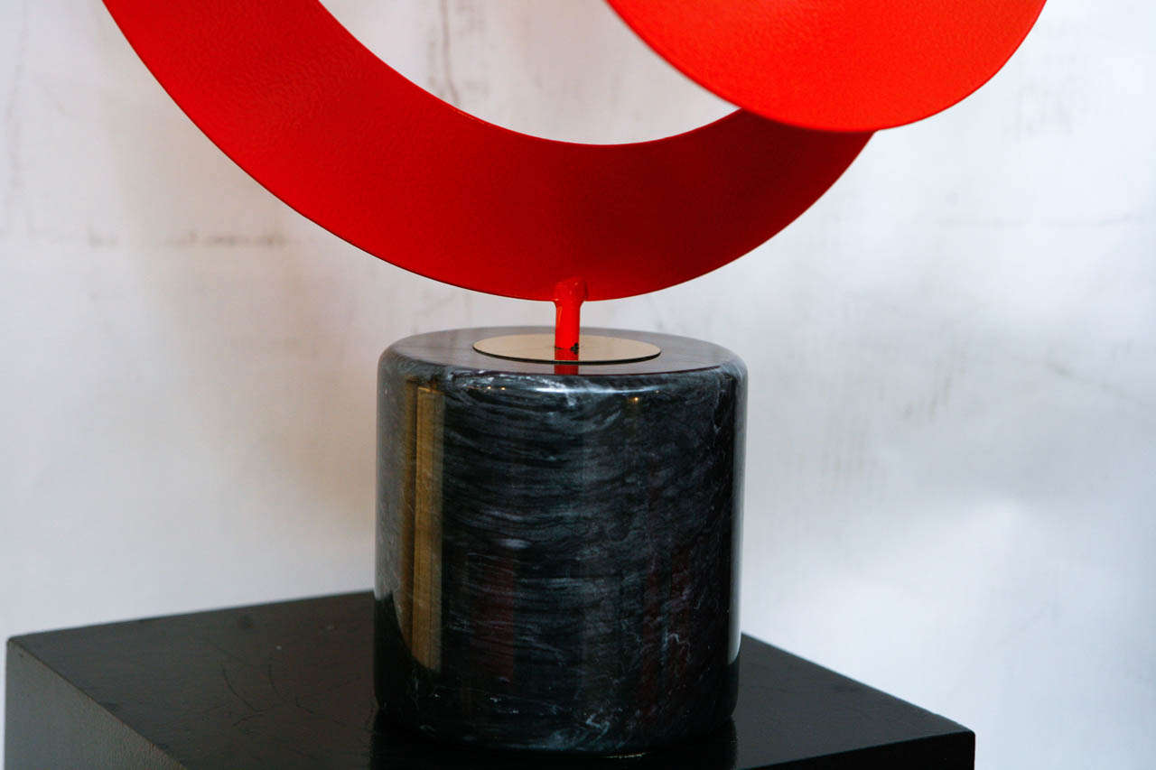 Curtis Jere Rote Metall-Skulptur auf Marmorsockel (Moderne) im Angebot