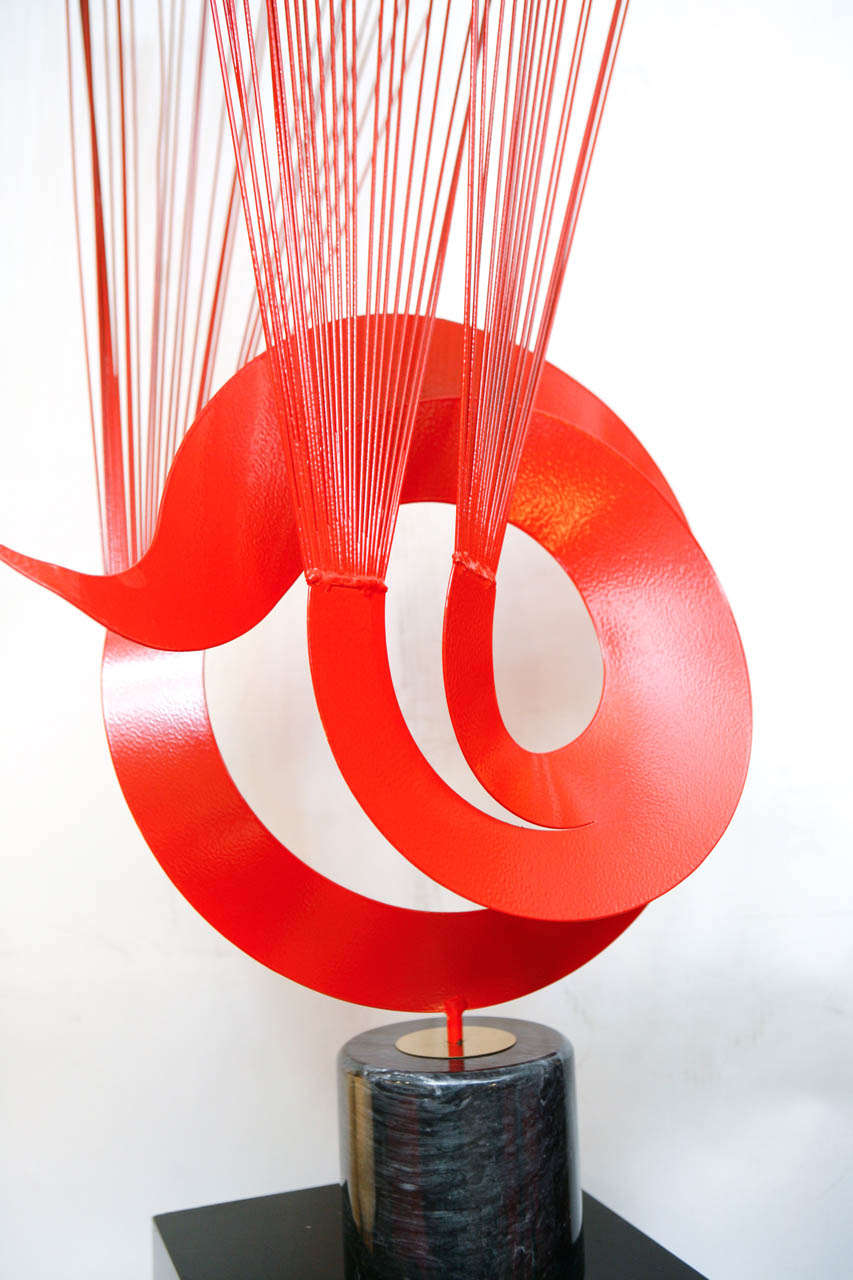 Curtis Jere Rote Metall-Skulptur auf Marmorsockel (20. Jahrhundert) im Angebot