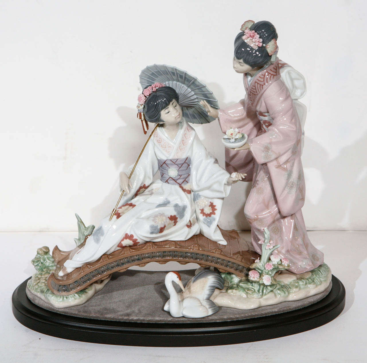 Magnifique sculpture vintage de Lladro représentant deux femmes japonaises dans un jardin. Marqué Llardro Fait à la main en Espagne Daisa 1984.