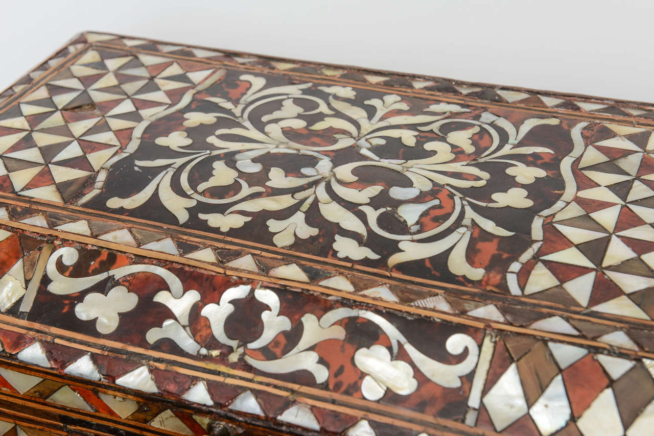 Islamique Rare boîte décorative turque du 18ème siècle en marqueterie de nacre