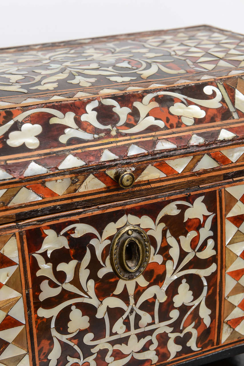 XVIIIe siècle et antérieur Rare boîte décorative turque du 18ème siècle en marqueterie de nacre