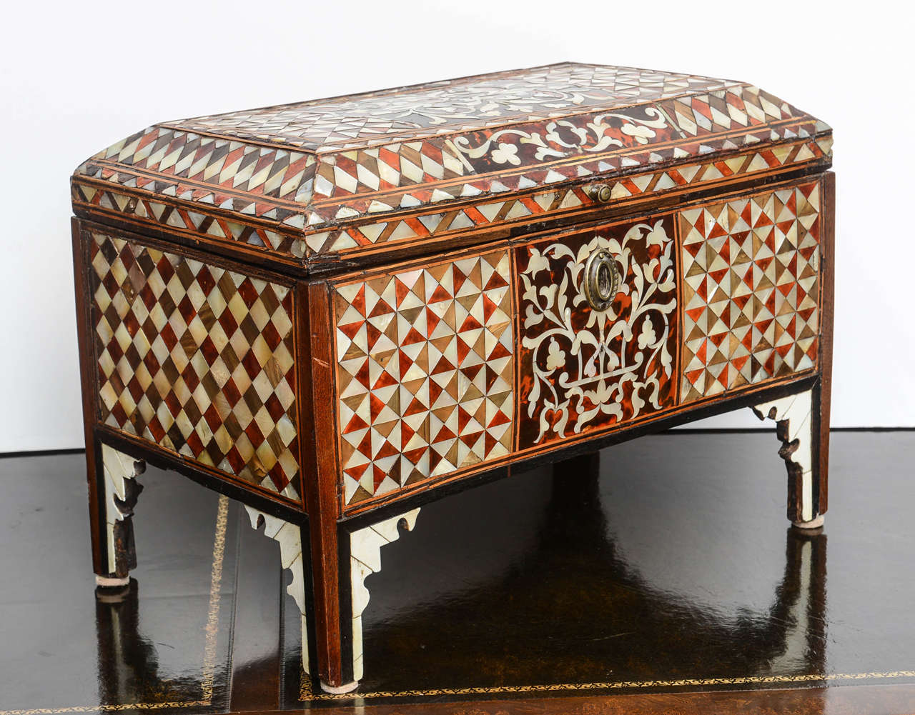 Rare boîte décorative turque du 18ème siècle en marqueterie de nacre 1