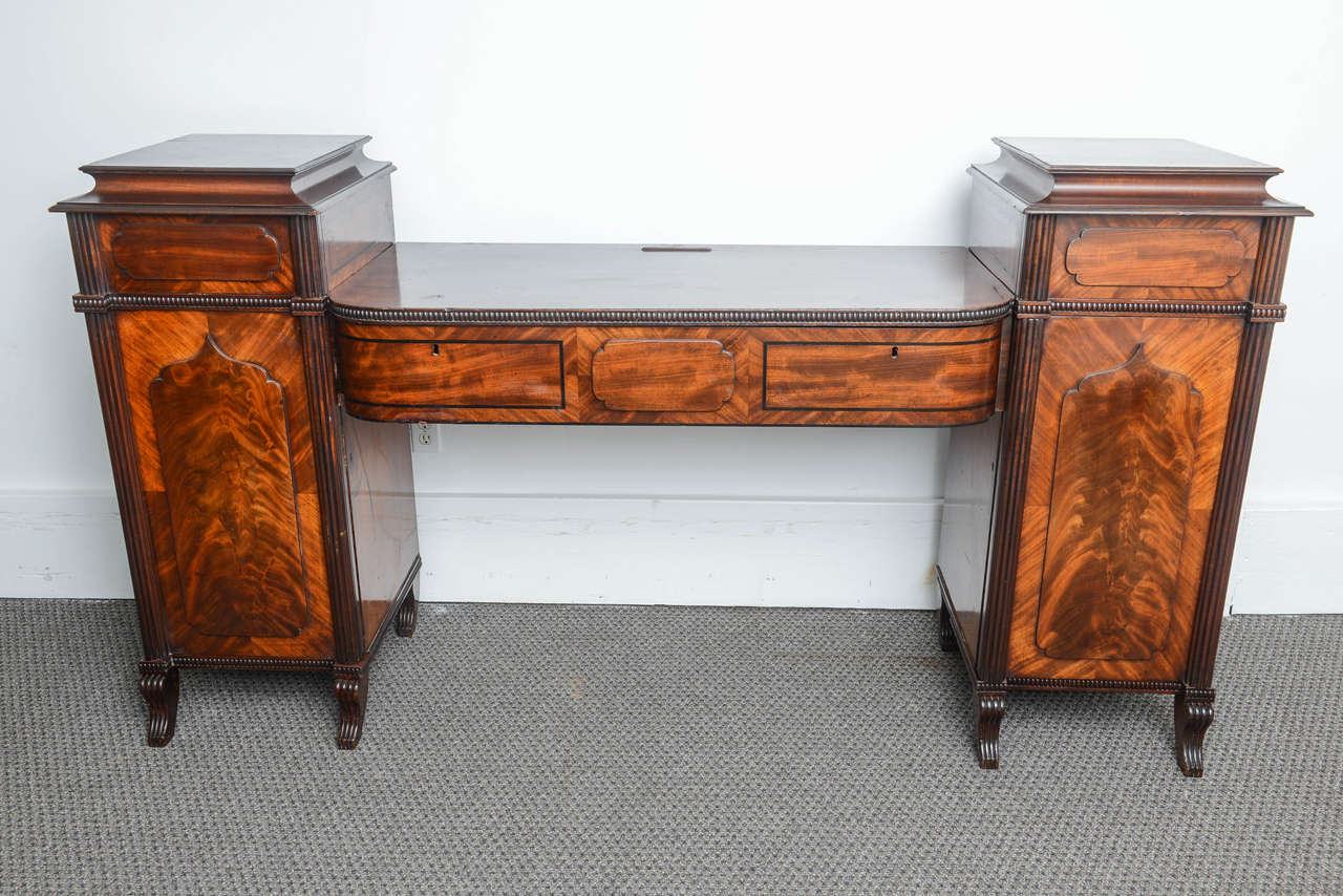 Superb 19th c. English Large Mahogany Server with Ebony String Inlay In Good Condition In West Palm Beach, FL