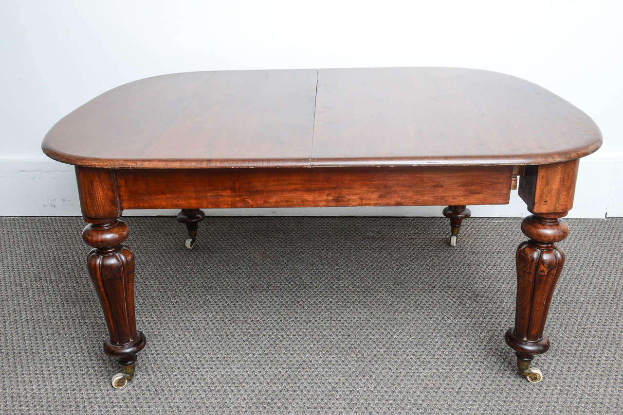 19th Century English Mahogany Dining Table with Two Leaves In Excellent Condition In West Palm Beach, FL