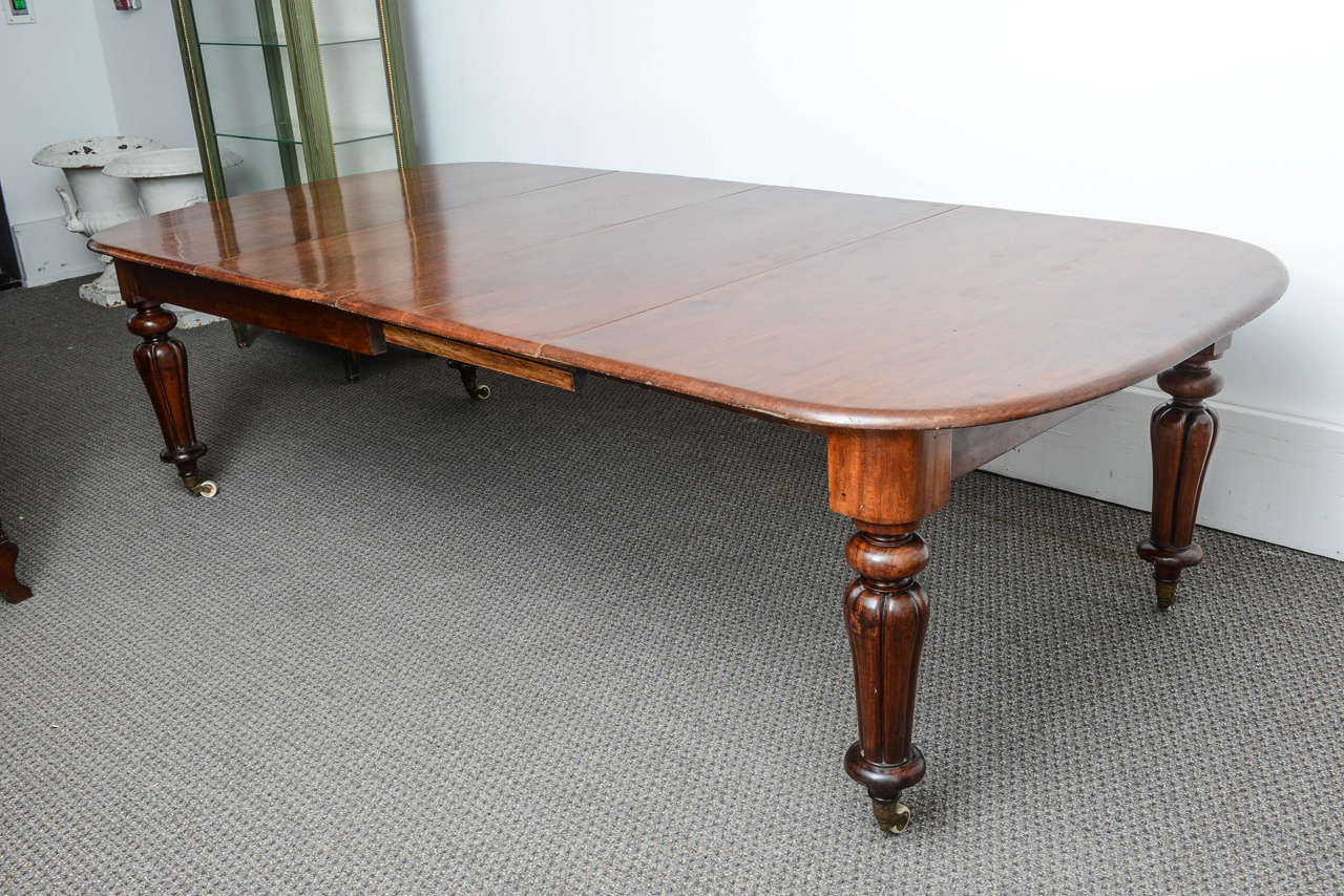 19th Century English Mahogany Dining Table with Two Leaves 2