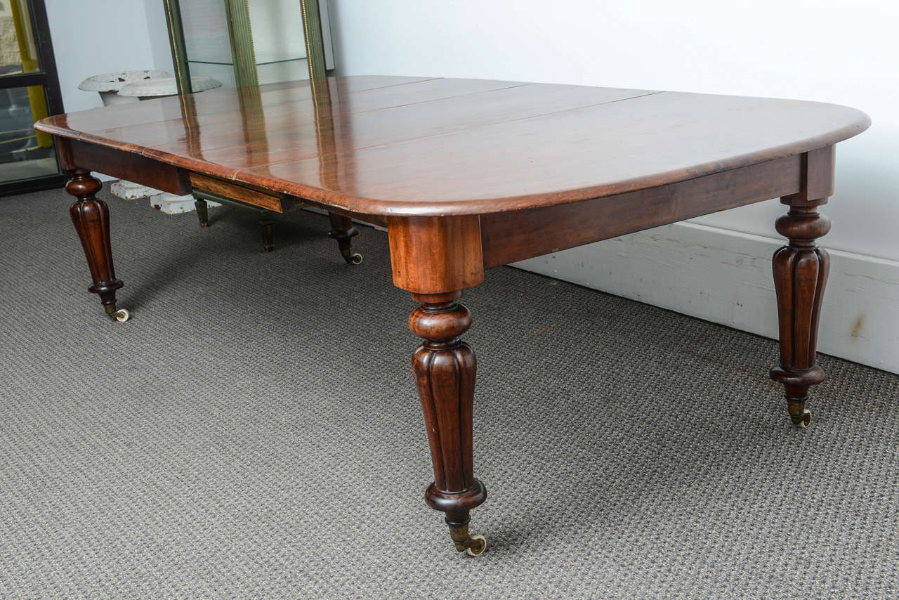 19th Century English Mahogany Dining Table with Two Leaves 4