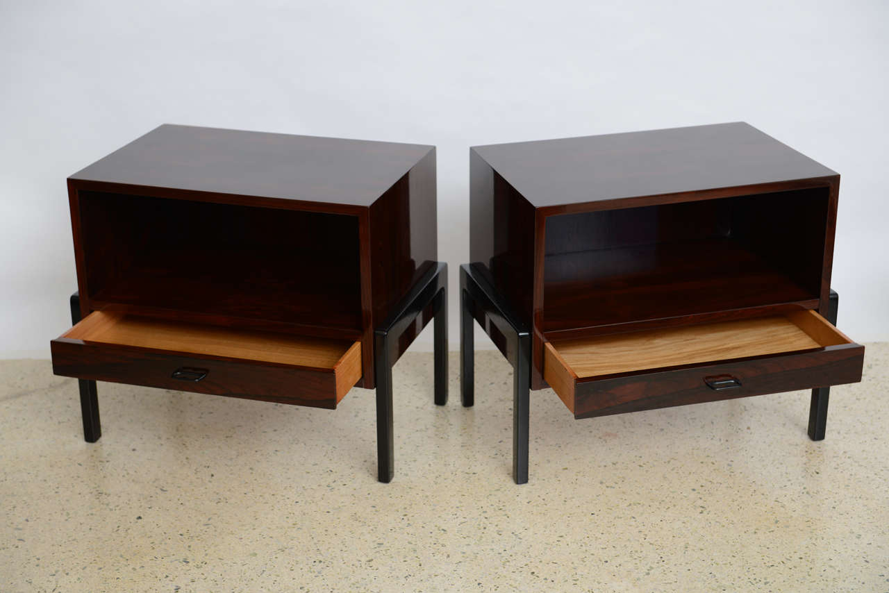 A Fine Pair Brazilian Modern Ebony de Macassar and Ebonised Bedside Tables In Excellent Condition In Hollywood, FL