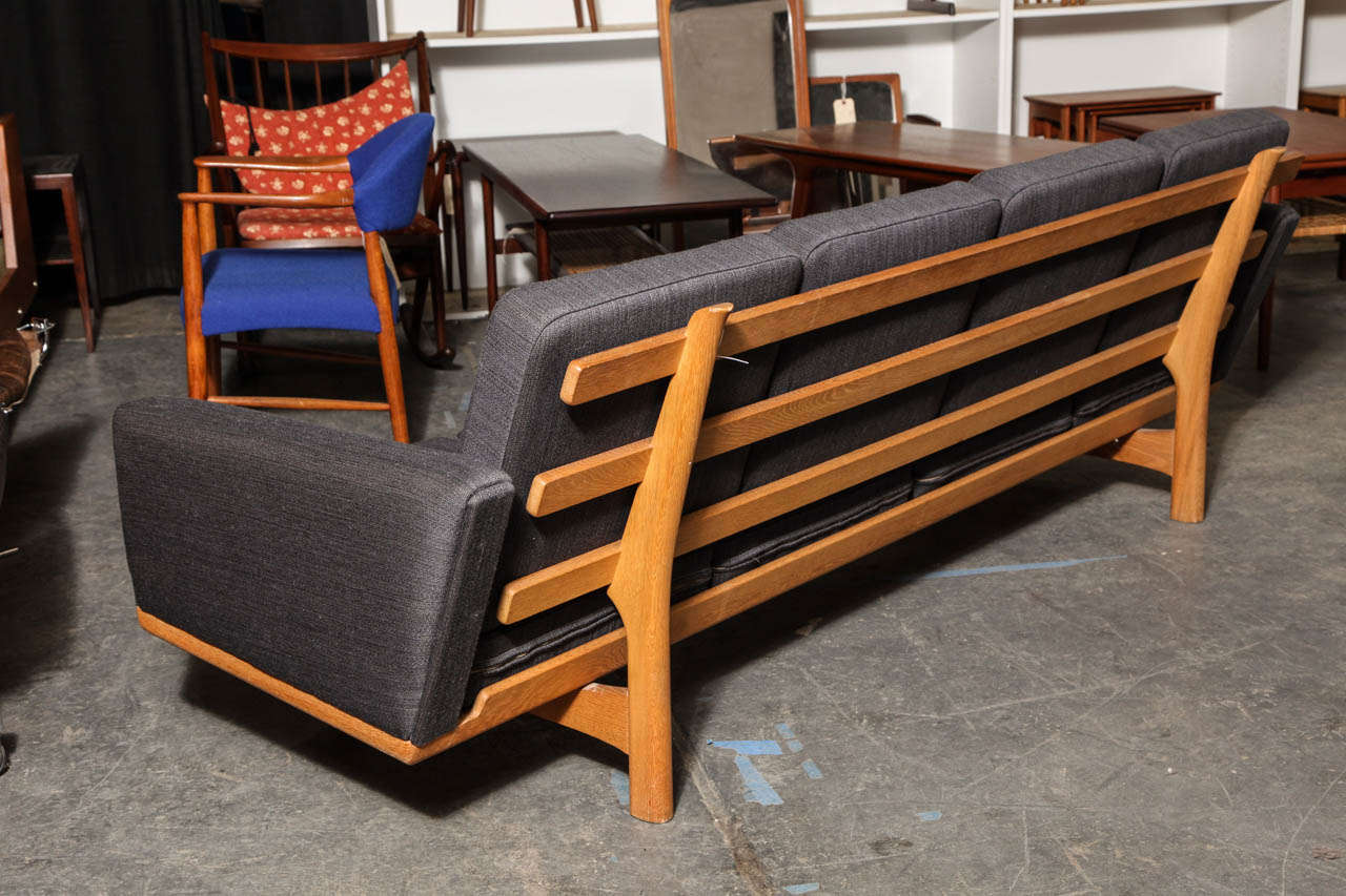 GE-234/4 Oak 4-Seater Sofa by Hans Wegner In Excellent Condition In New York, NY