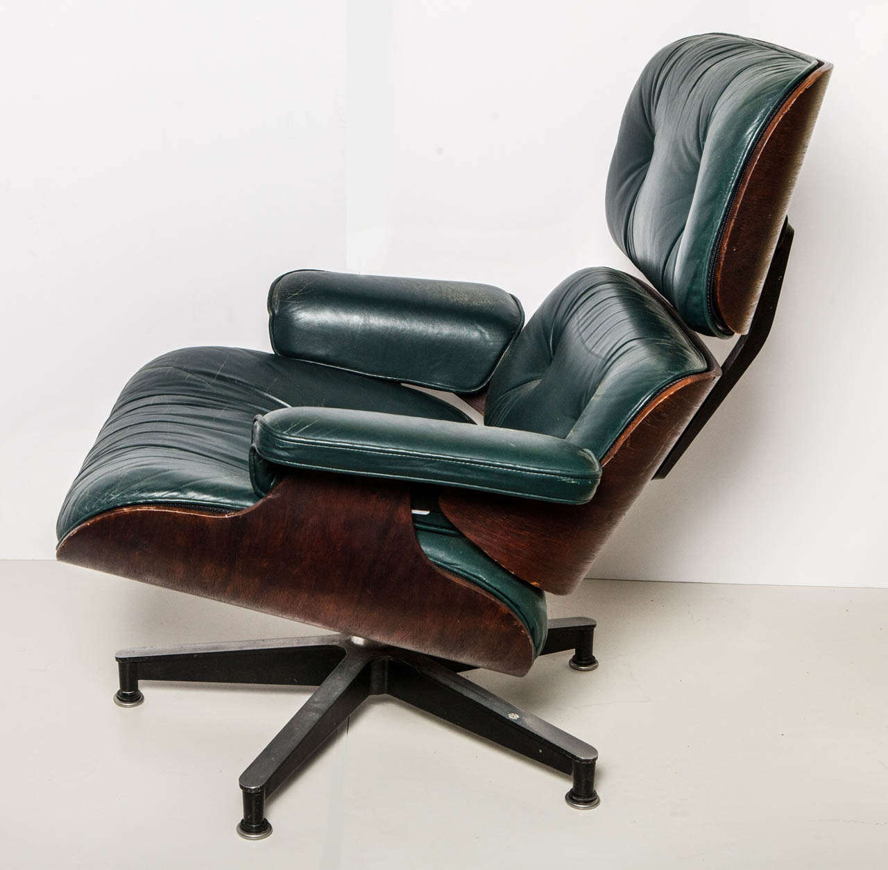 Rare 1970's Green Charles and Ray Eames' 670 and 671 In Good Condition In Nashville, TN
