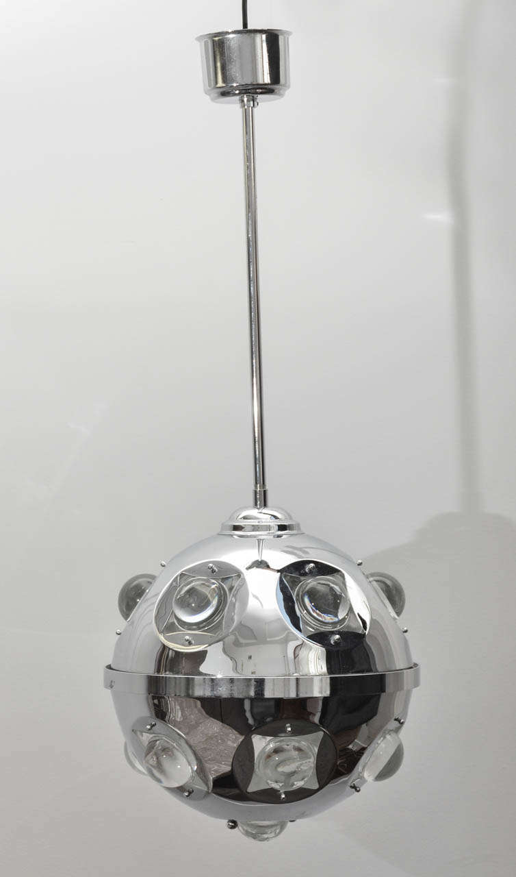 Pendentif italien par Oscar Torlasco
Une sphère chromée avec 12 inserts en verre transparent.