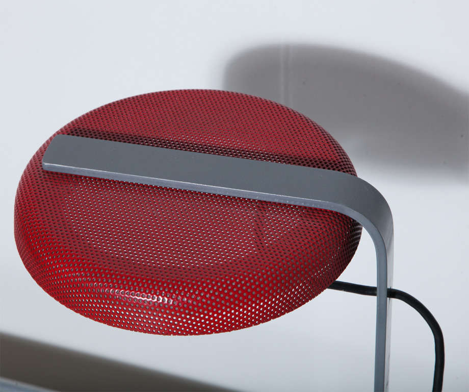 Lampe de table post-moderne de Ron Rezek avec abat-jour perforé, circa 1980. Cette lampe à contrepoids est dotée d'un abat-jour rond en métal émaillé perforé rouge (9D), d'une colonne gris mat et d'une base cylindrique noire. Utilise une ampoule