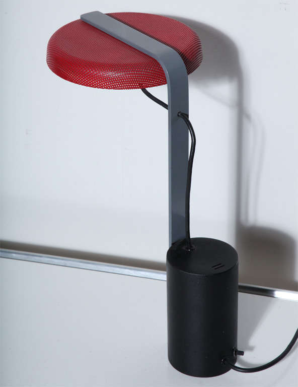 Postmoderne Lampe de bureau grise et noire Ron Rezek modèle 110 avec abat-jour rouge en vente