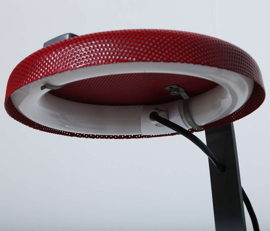 Fin du 20e siècle Lampe de bureau grise et noire Ron Rezek modèle 110 avec abat-jour rouge en vente