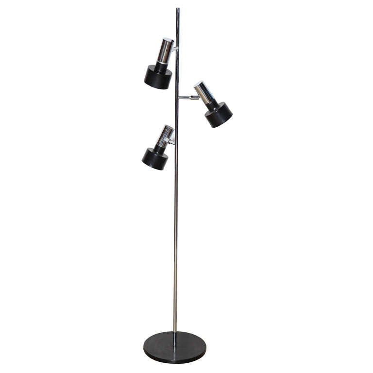 Stehlampe im Jo Hammerborg-Stil aus Chrom und Schwarz mit drei schwarzen Schirmen im Angebot