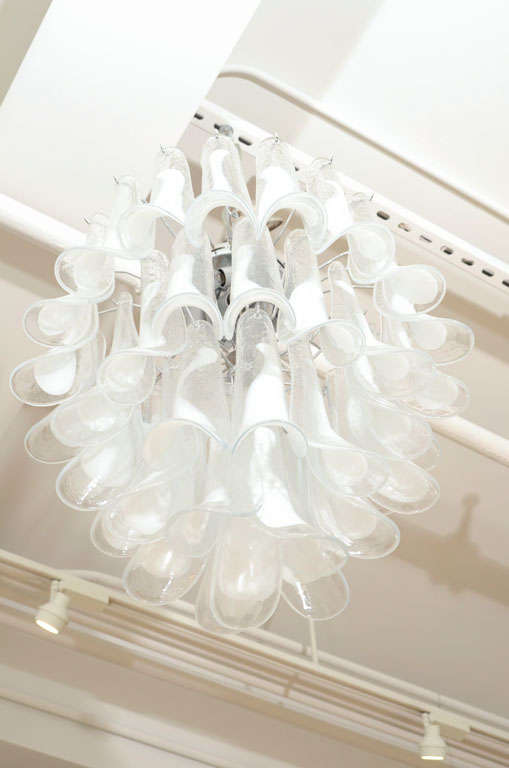 Elegant Mazzega Style White Feather Murano Chandelier In Excellent Condition In New York, NY