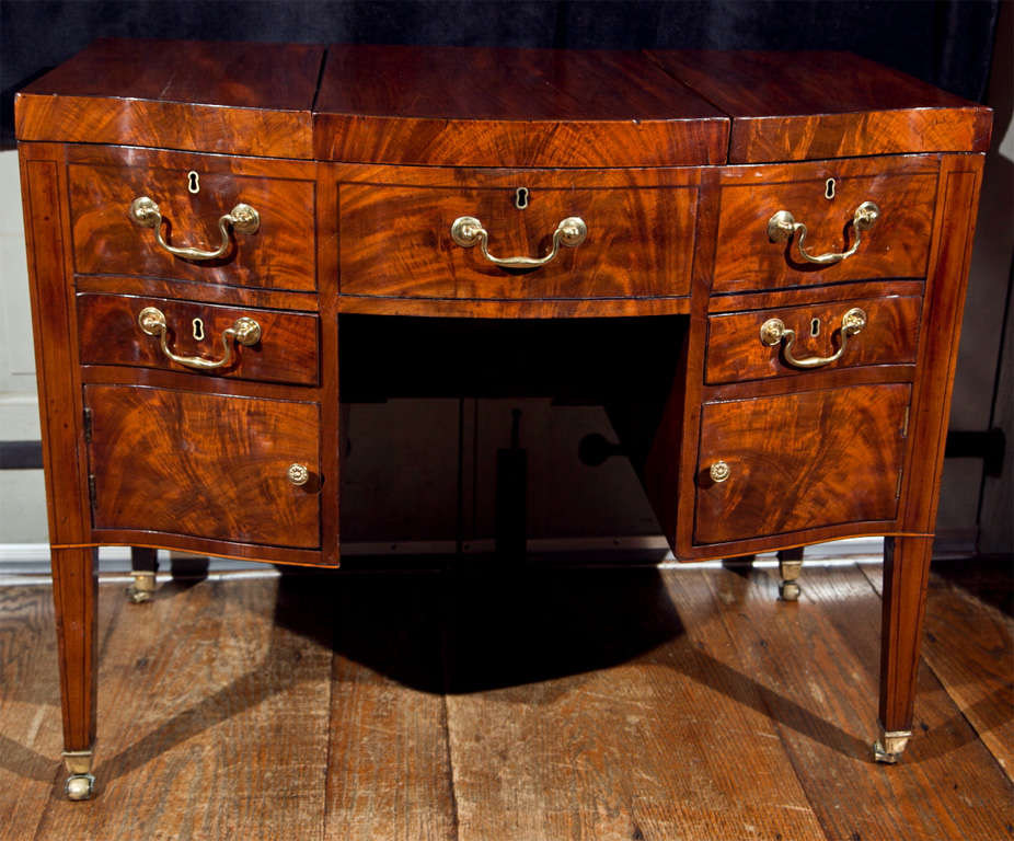 English Mahogany Beau Brummell Dressing Table In Excellent Condition In Woodbury, CT