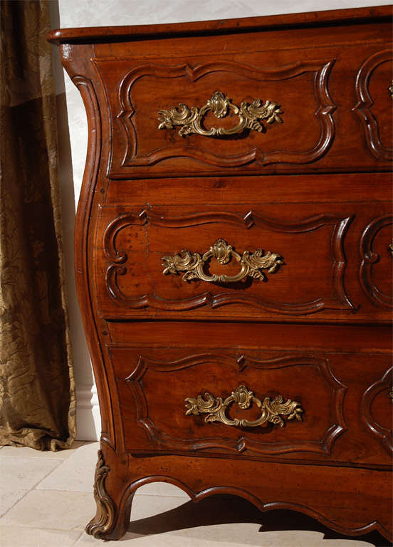 18th Century French Walnut Regence Commode with Three Drawers In Good Condition For Sale In Los Angeles, CA