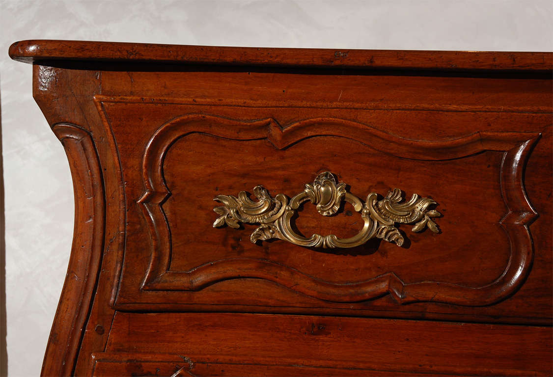 XVIIIe siècle et antérieur Commode Régence française du XVIIIe siècle en noyer avec trois tiroirs en vente