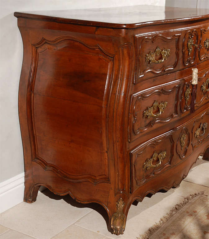 18th Century French Walnut Regence Commode with Three Drawers For Sale 1