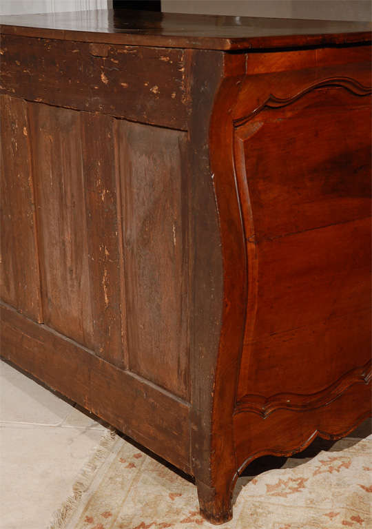 Commode Régence française du XVIIIe siècle en noyer avec trois tiroirs en vente 2