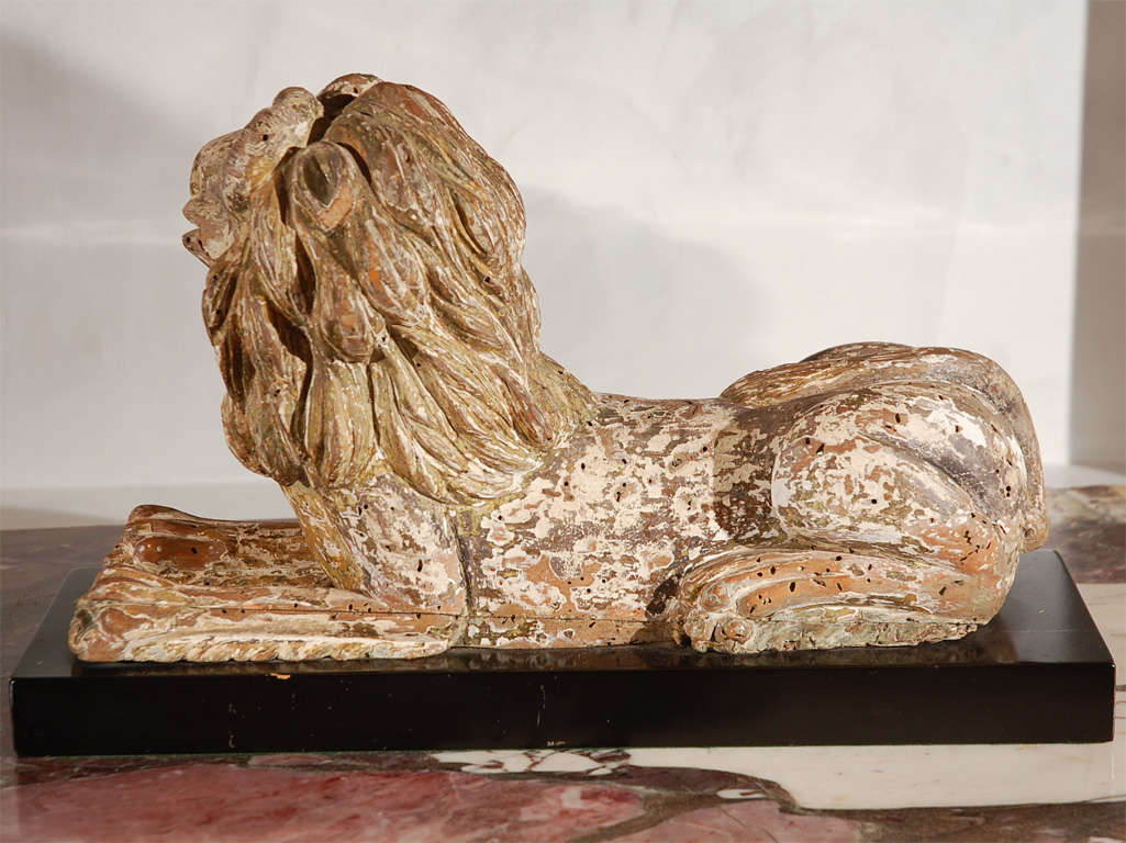 Late 17th to Early 18th Century Carved Seated Lions In Good Condition For Sale In Los Angeles, CA
