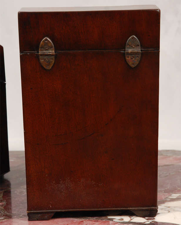 Pair of 18th Century English Mahogany Knife Boxes In Good Condition For Sale In Los Angeles, CA