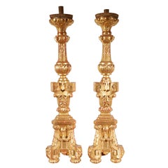 Paire de chandeliers italiens en bois doré de la fin du XVIIIe siècle