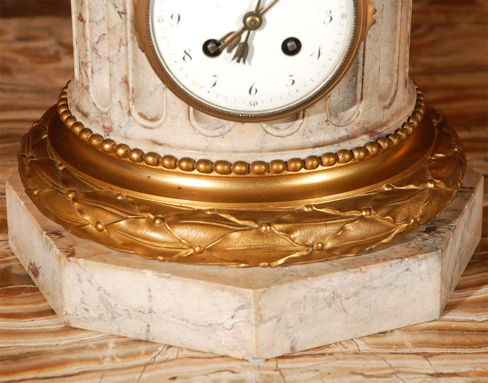 Horloge française du 19e siècle en bronze doré et marbre (signée) Bon état - En vente à Los Angeles, CA
