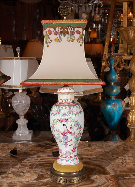 Paire d'objets de la fin du 19ème siècle Urnes en porcelaine chinoise peintes à la main et transformées en lampes. Les abat-jour sont inclus et sont fabriqués à la main en papier parchemin. Ils sont dorés et décorés à la main. La base de la lampe