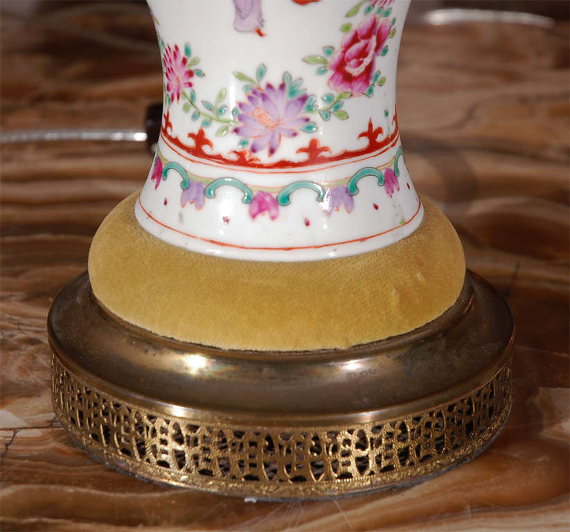 Paire de lampes-urnes chinoises peintes à la main de la fin du XIXe siècle Bon état - En vente à Los Angeles, CA